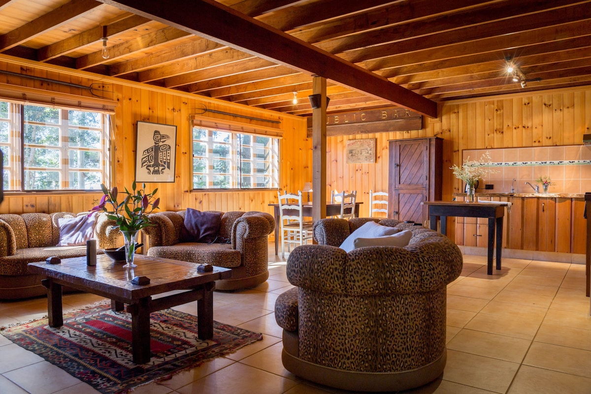 The Barn - Tamborine Mountain. Cliff Face Lodge