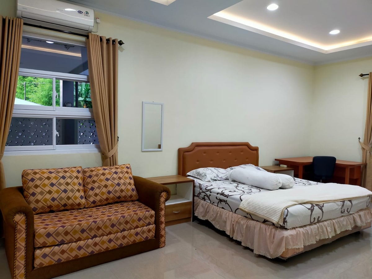 位于Jogja市的宽敞舒适房屋，有4间卧室