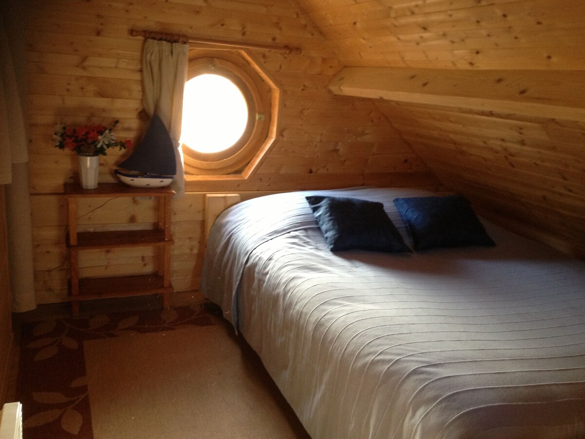 度假木屋中的卧室
