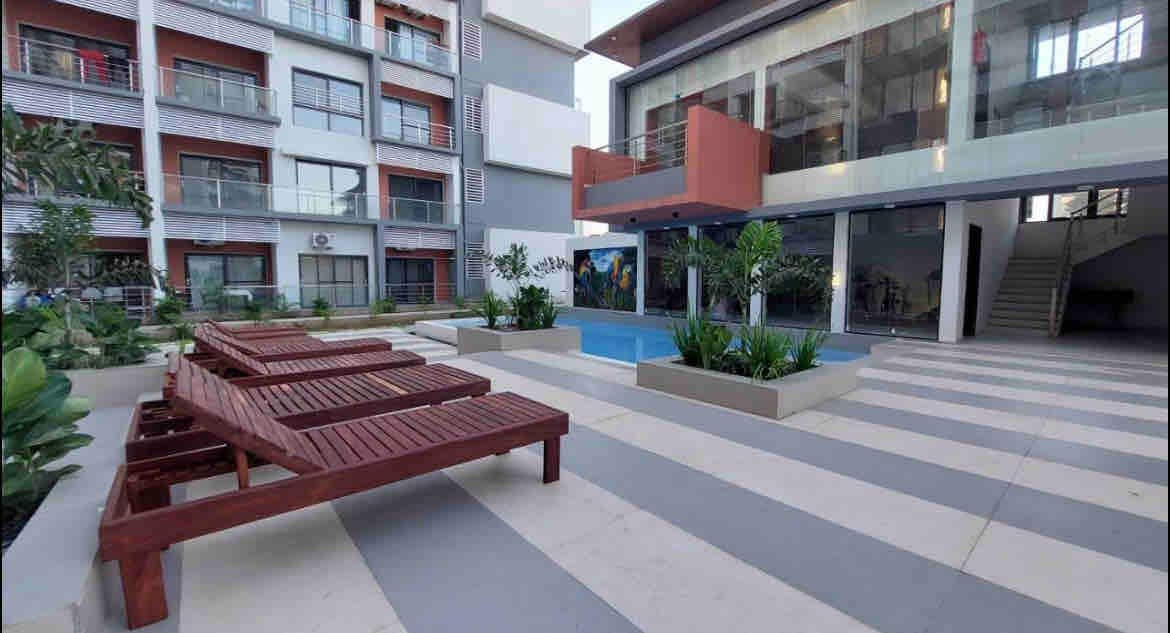 带Bijilo泳池的现代单床海滨公寓