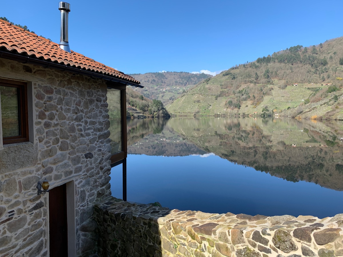 从里贝拉萨克拉（ Ribeira Sacra ）的河边步行房屋。Casa Morriña