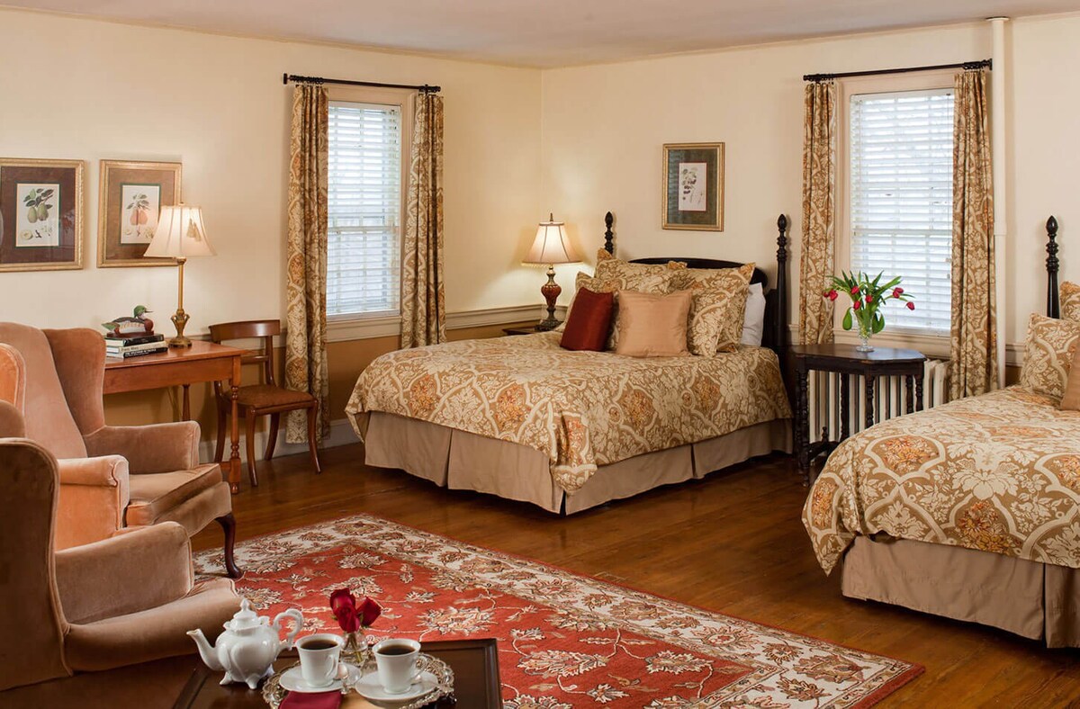 Mr. Jefferson's Suite - The Inn and Tavern at Meander