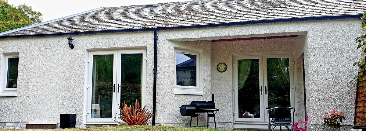 Luxury secluded cottage on banks of River Tay