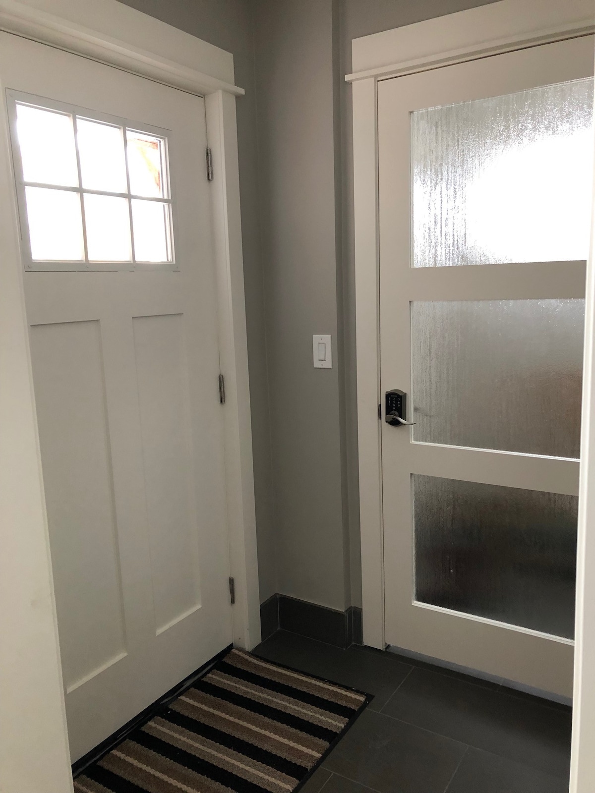 Renovated suite in lower Knoll  location w/laundry