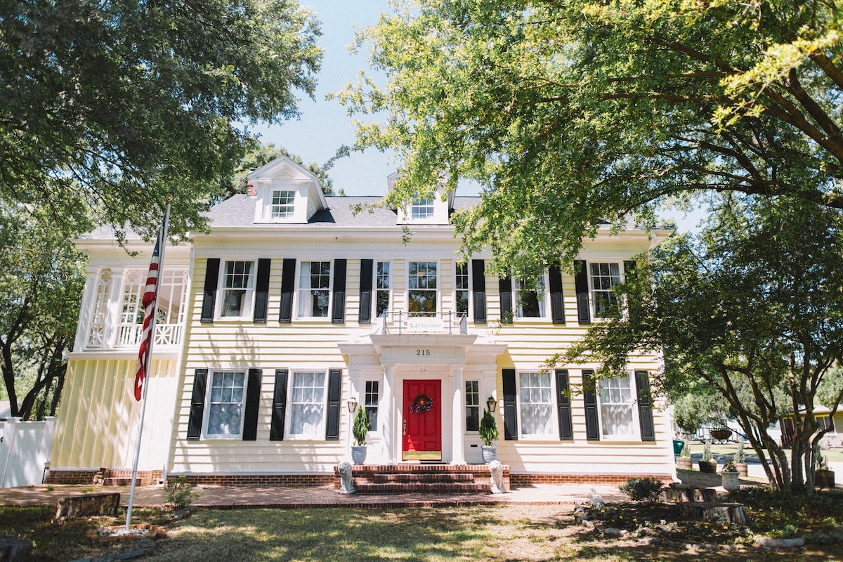 Historic Hideaway & Library