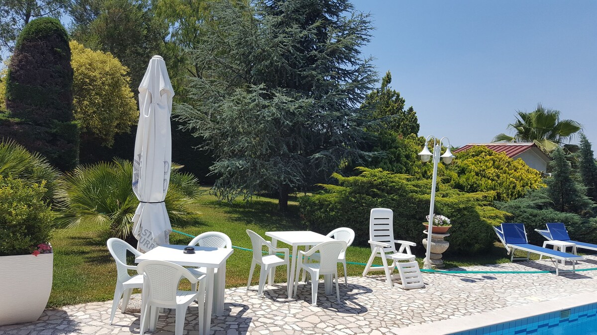 特努塔弗雷萨别墅（ Tenuta Fresa Villa ） ，带游泳池，四周环绕着绿色植物