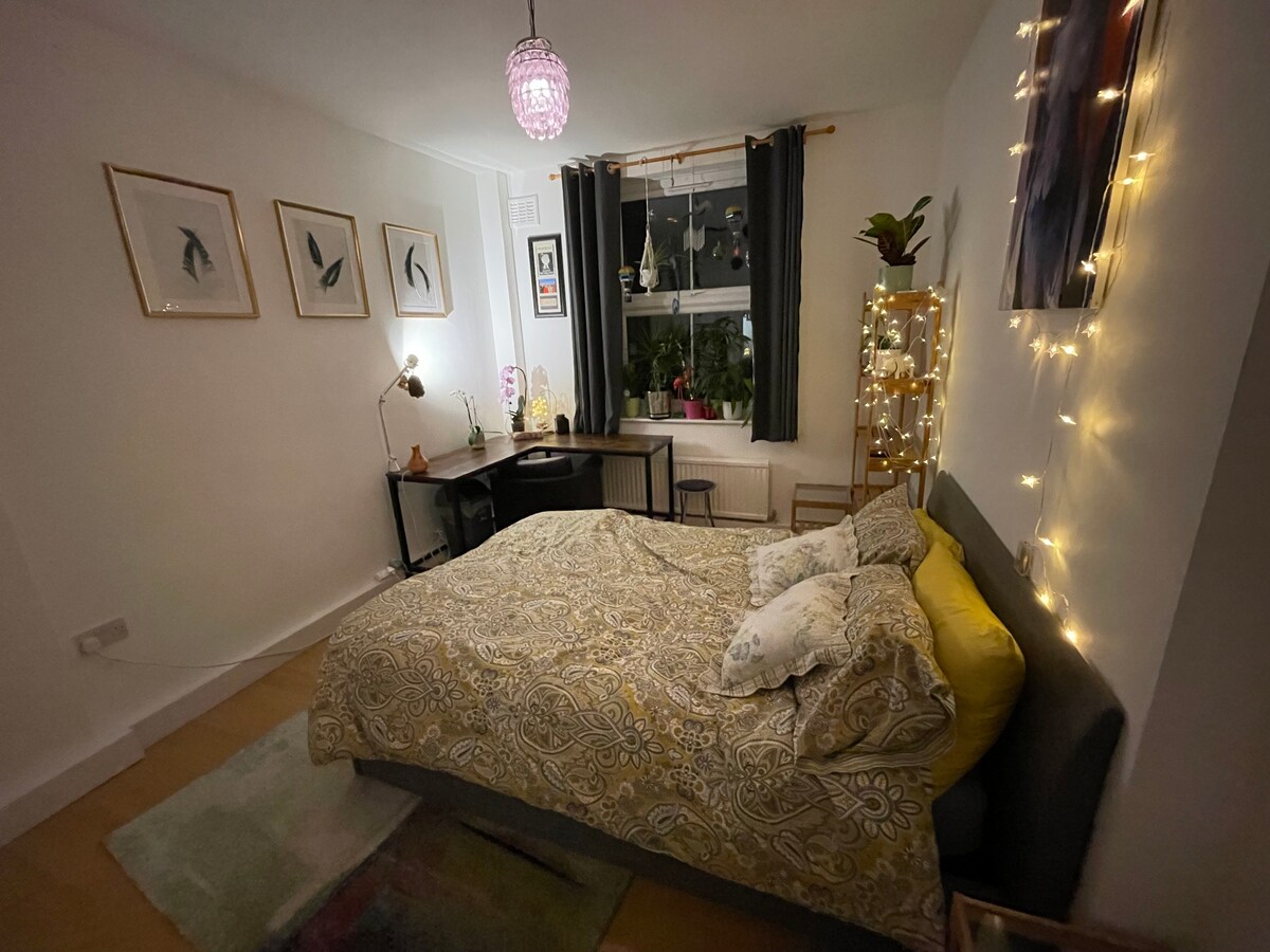 Double room in lovely flat in St. John’s Wood