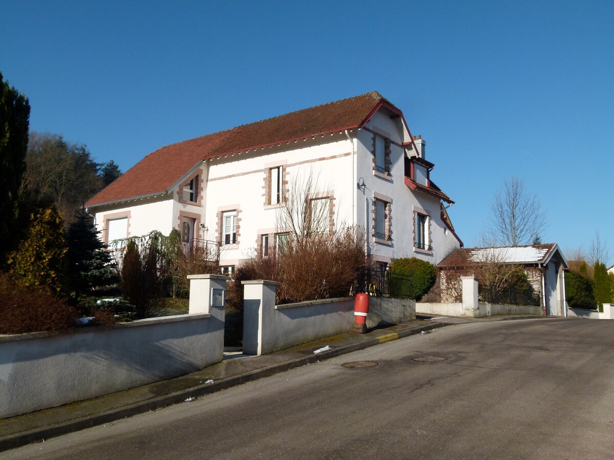 Maison avec grand jardin en lisière de forêt