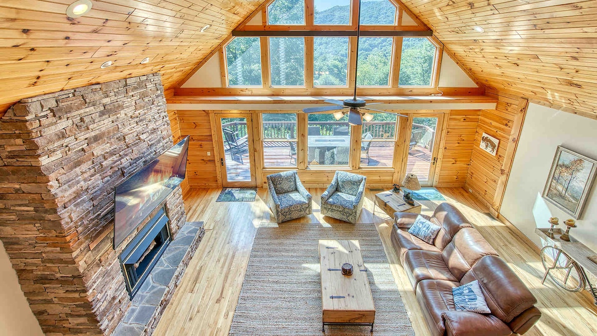 Log Cabin, Views, hot tub, fire place, 4 bedroom!