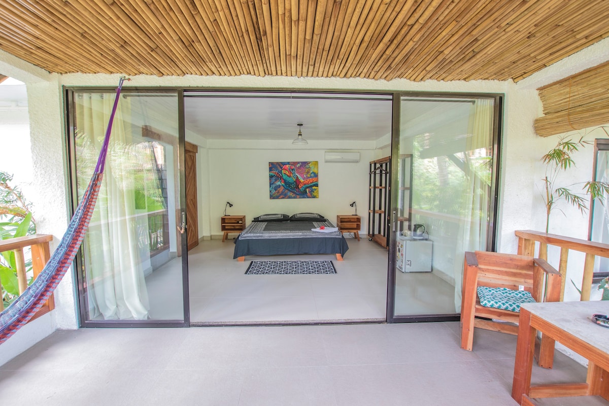 Ack - Bamboo Bungalows Resthouse by White beach