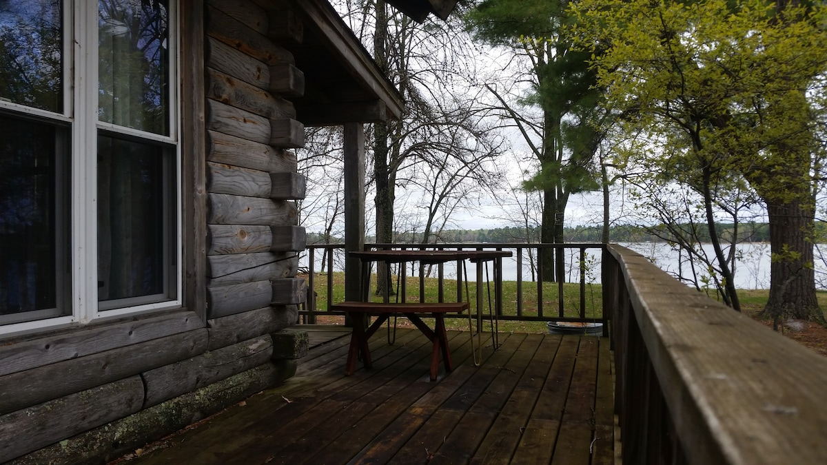 Stella's on the Lake - Log Cabin with loft & view