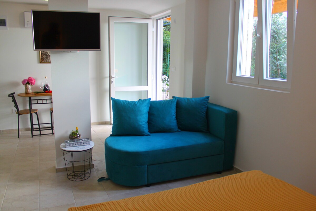 蓝色地中海、带露台和鲜花的单间公寓