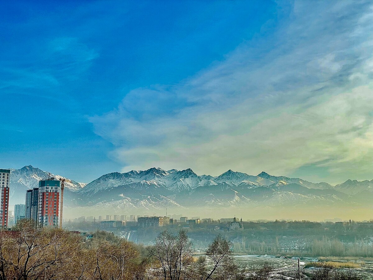 Bright n’ Blue Studio with panoramic Mountain View
