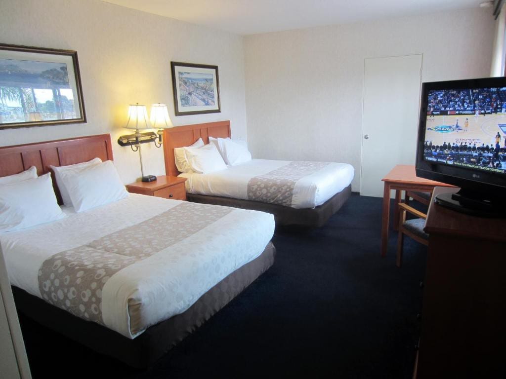 Two Queens Guestroom Newport Beach