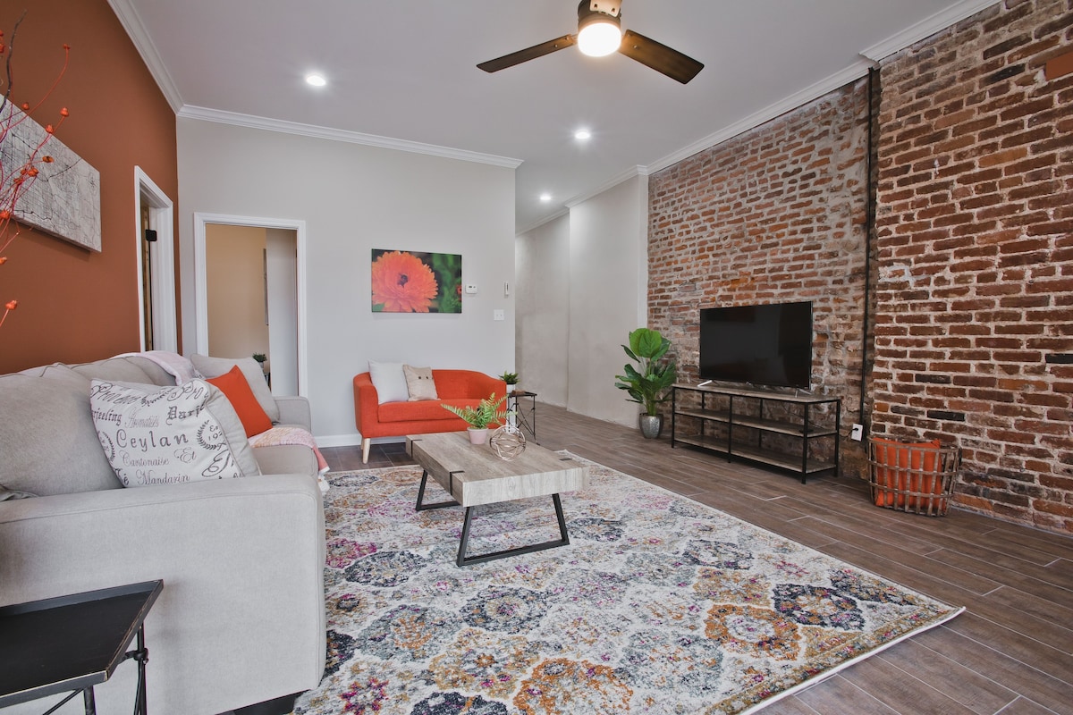 Superb 2 BR Downtown-Courtyard & Parking -Sleeps 6