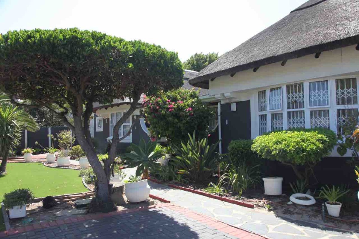 Miss K’s Pinelands Thatched-roof Cottage