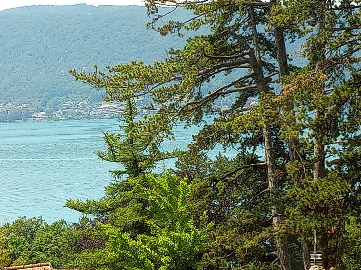 Lac à 5 min à pied. Annecy centre à 15 min à vélo