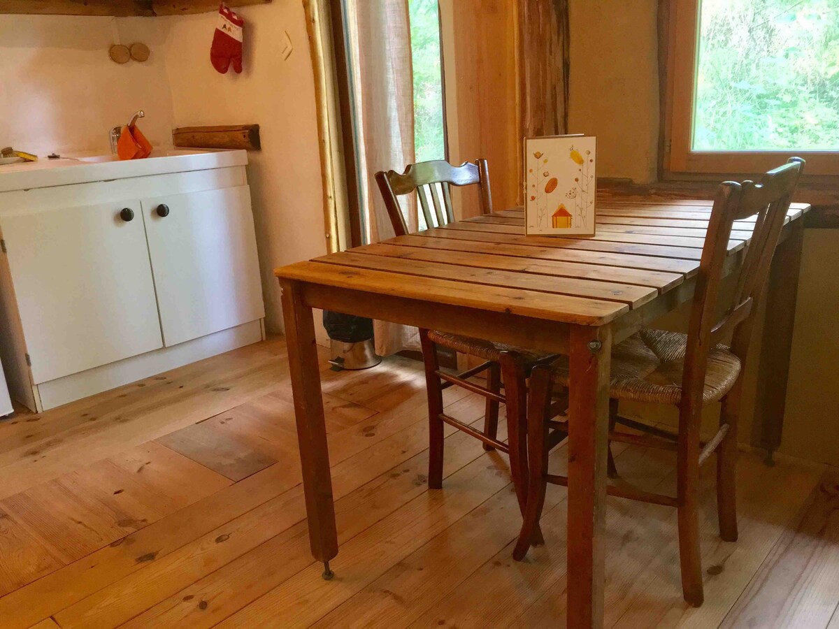 Cabane dans une ferme en permaculture