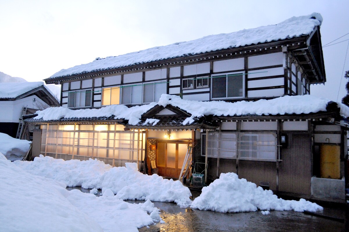 Guesthouse Takazuri Kita双层床合住房间混合双层床混合宿舍