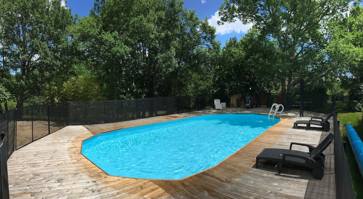 别墅设有私人泳池，供暖和安全。