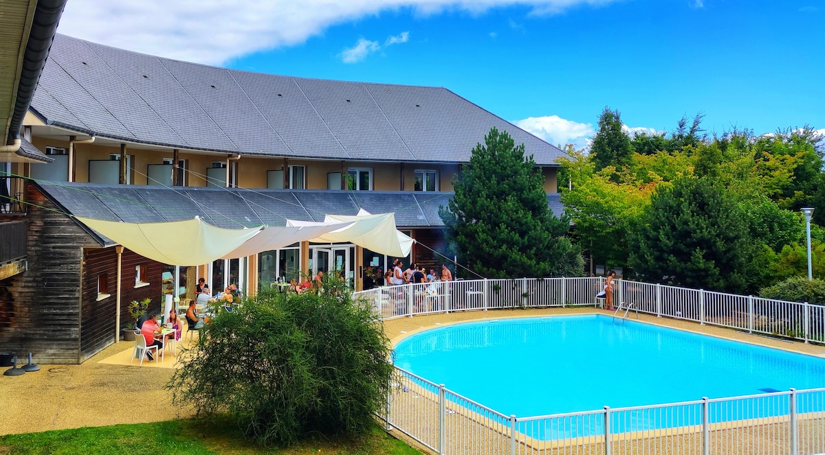 单间公寓"le boujou"泳池景观，免费停车。
