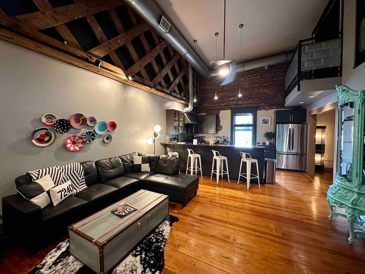 Historic Downtown Loft with Private Balcony