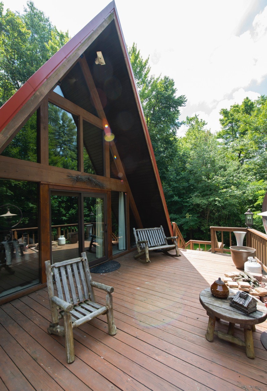Tall Cedar度假木屋是一个1英亩的私人住宅，占地1英亩