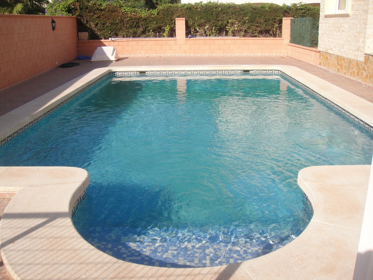 Luxury Villa-Con piscina privada en La zenia.