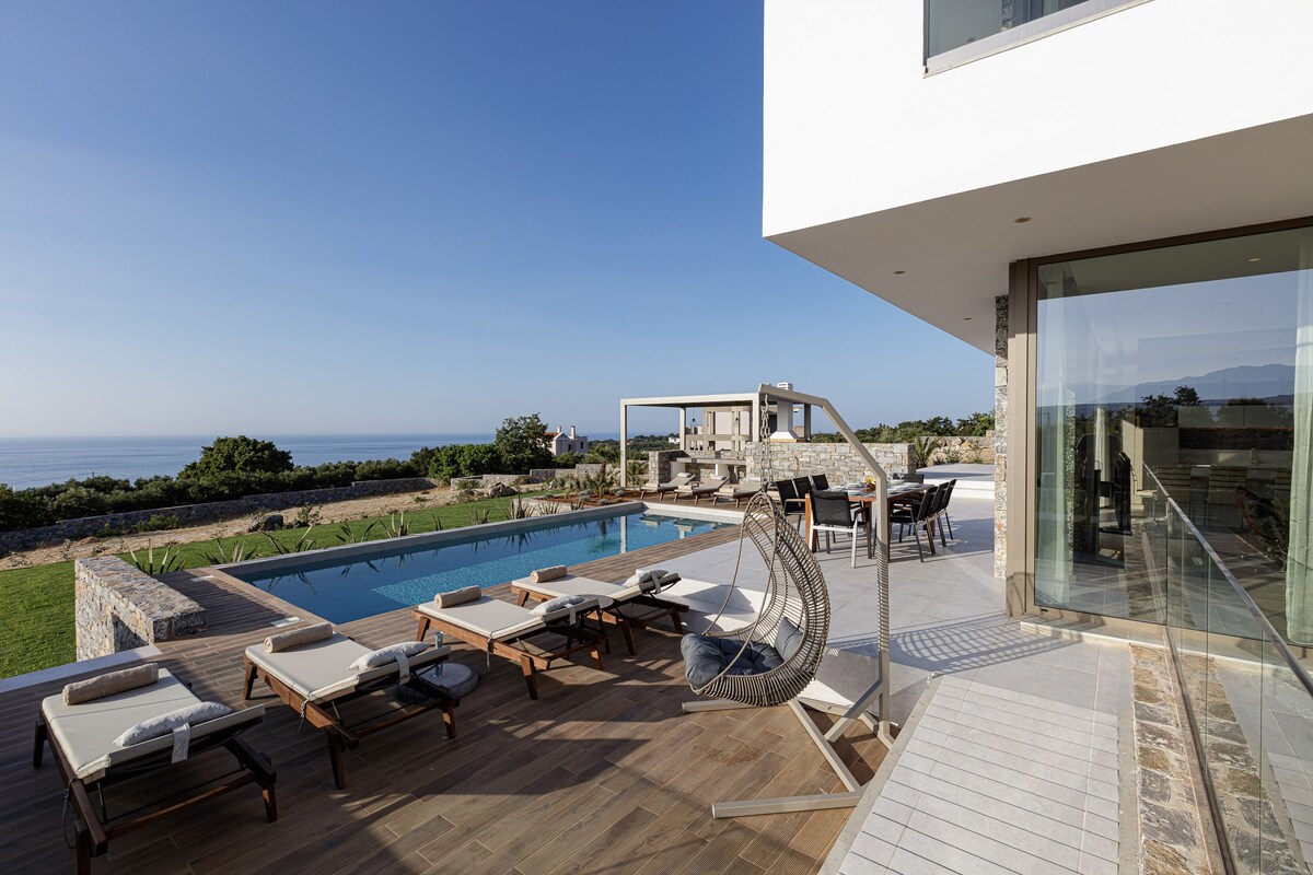 Impeccable design, total privacy and sea views!