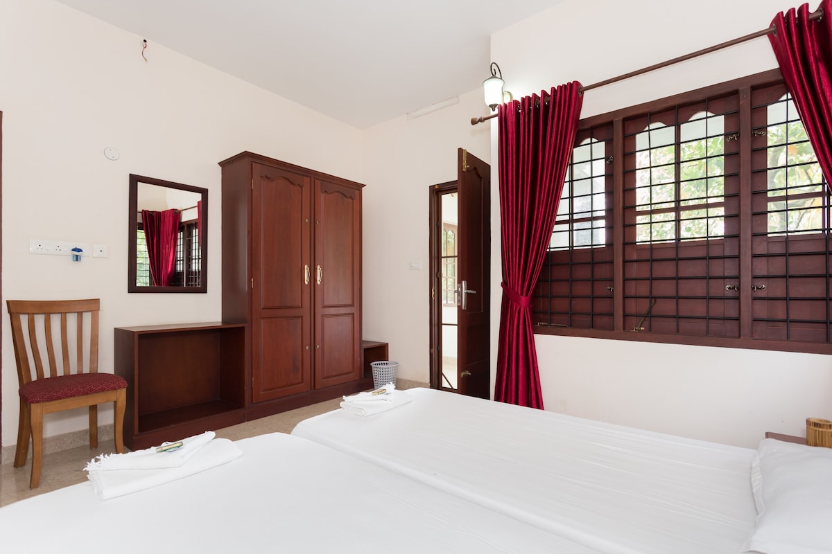Homestay with Deluxe Cozy Twin Bed