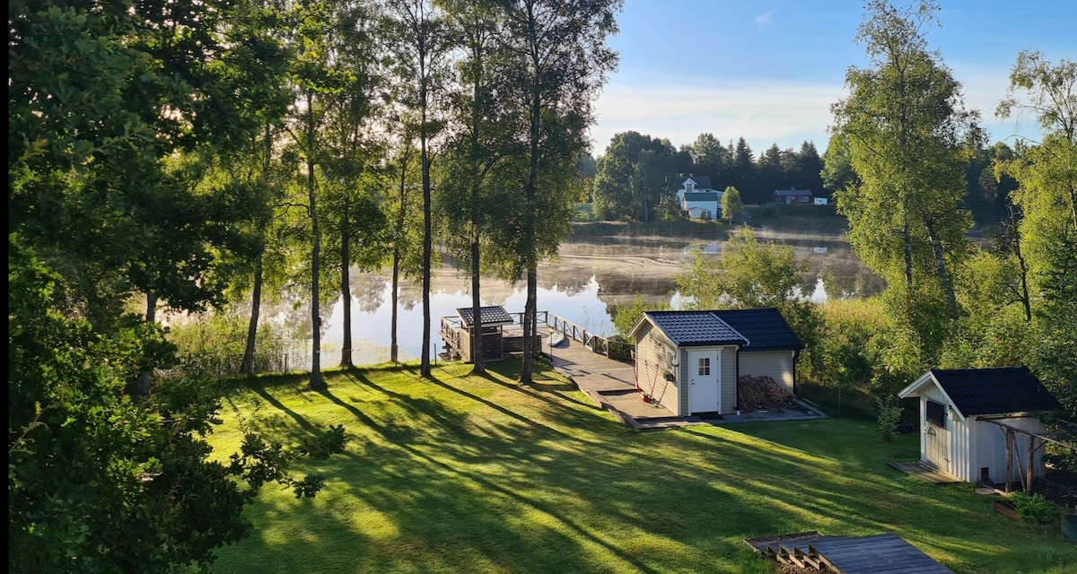 Mysig stuga vid sjön