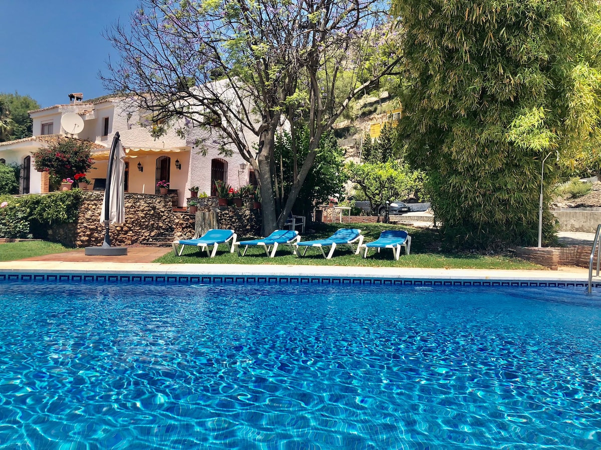 Villa con piscina, pista de pádel y jardín privado