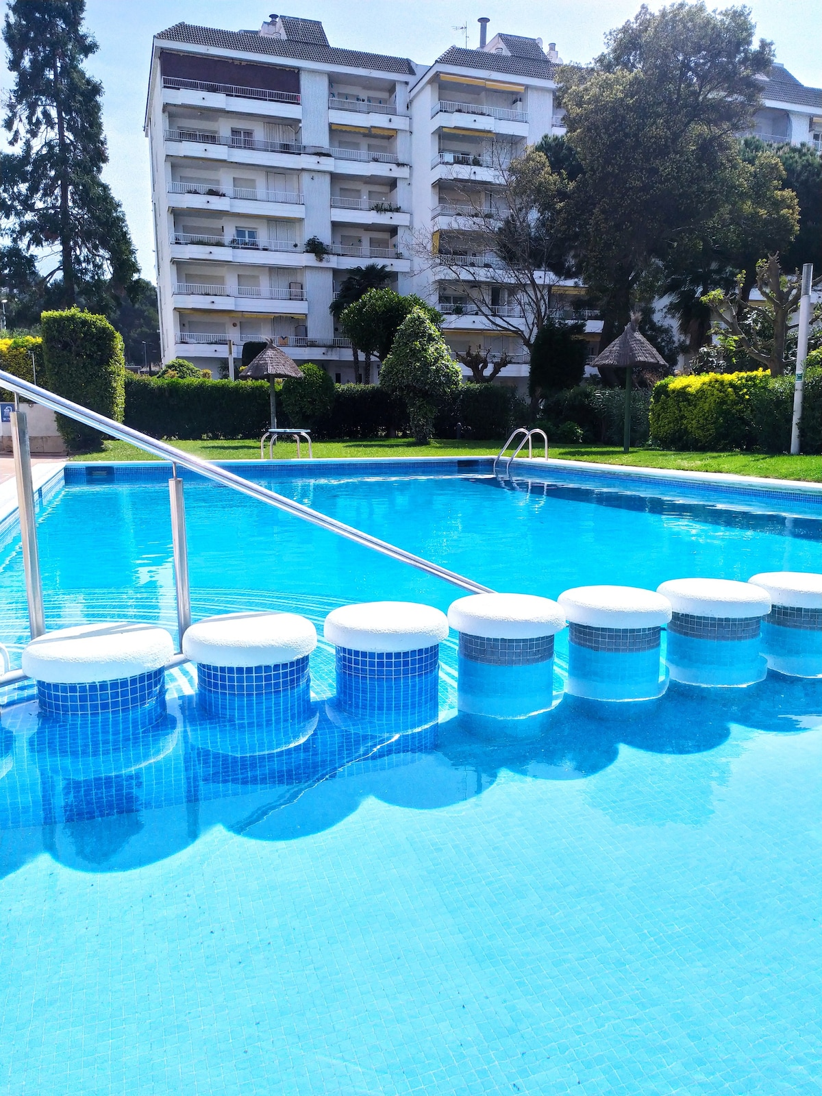 Apartamento con piscina en primera línea de mar