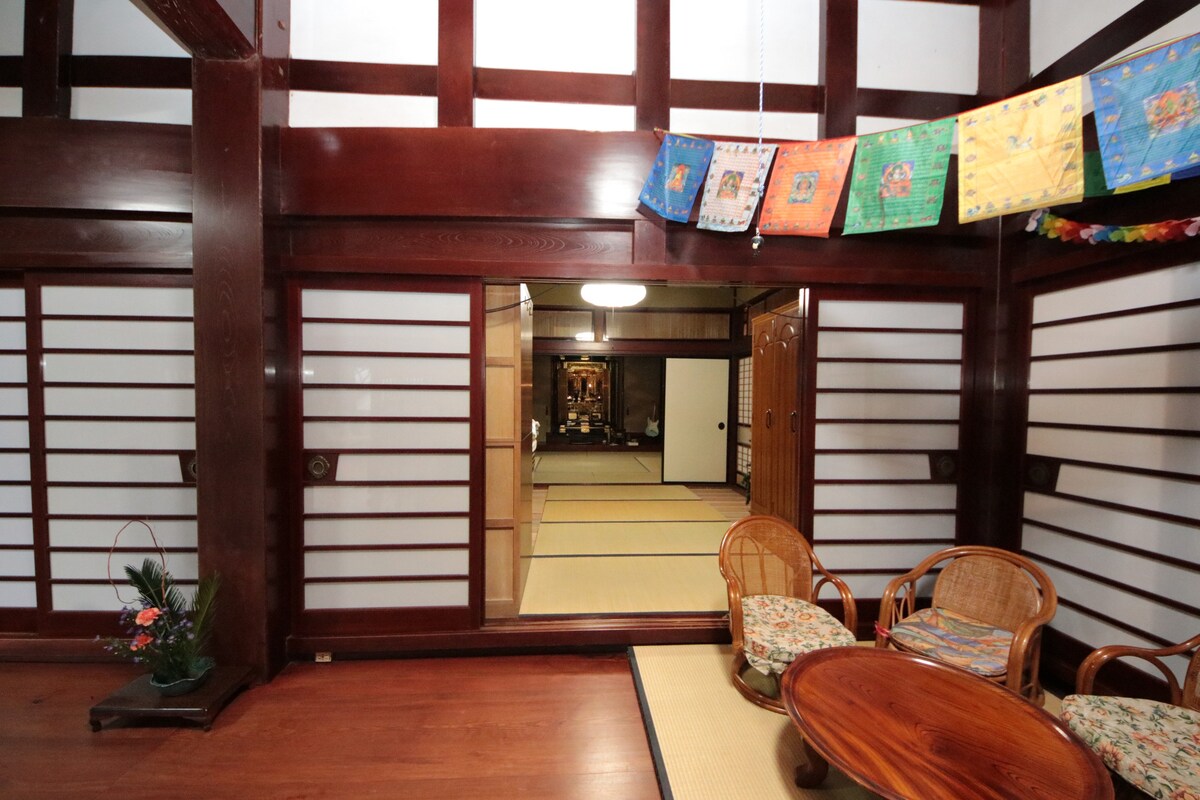 Minsu Nakamuraya和Doraku农舍仅限两人入住，是一家大型豪宅旅馆，您可以在这里体验荞麦面制作。放松身心。