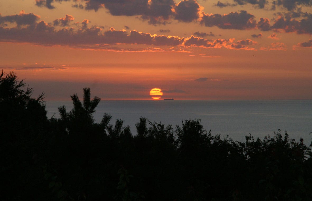 Sommerhus m havudsigt og solnedgang