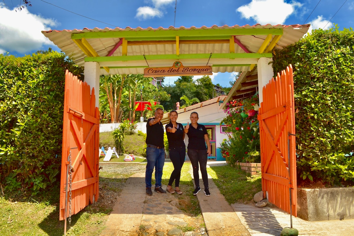 Casa típica con piscina en pueblo cafetero