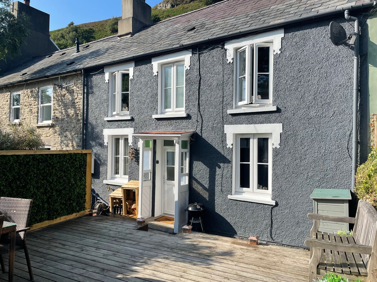 Cosy, coastal cottage in Llangrannog, West Wales