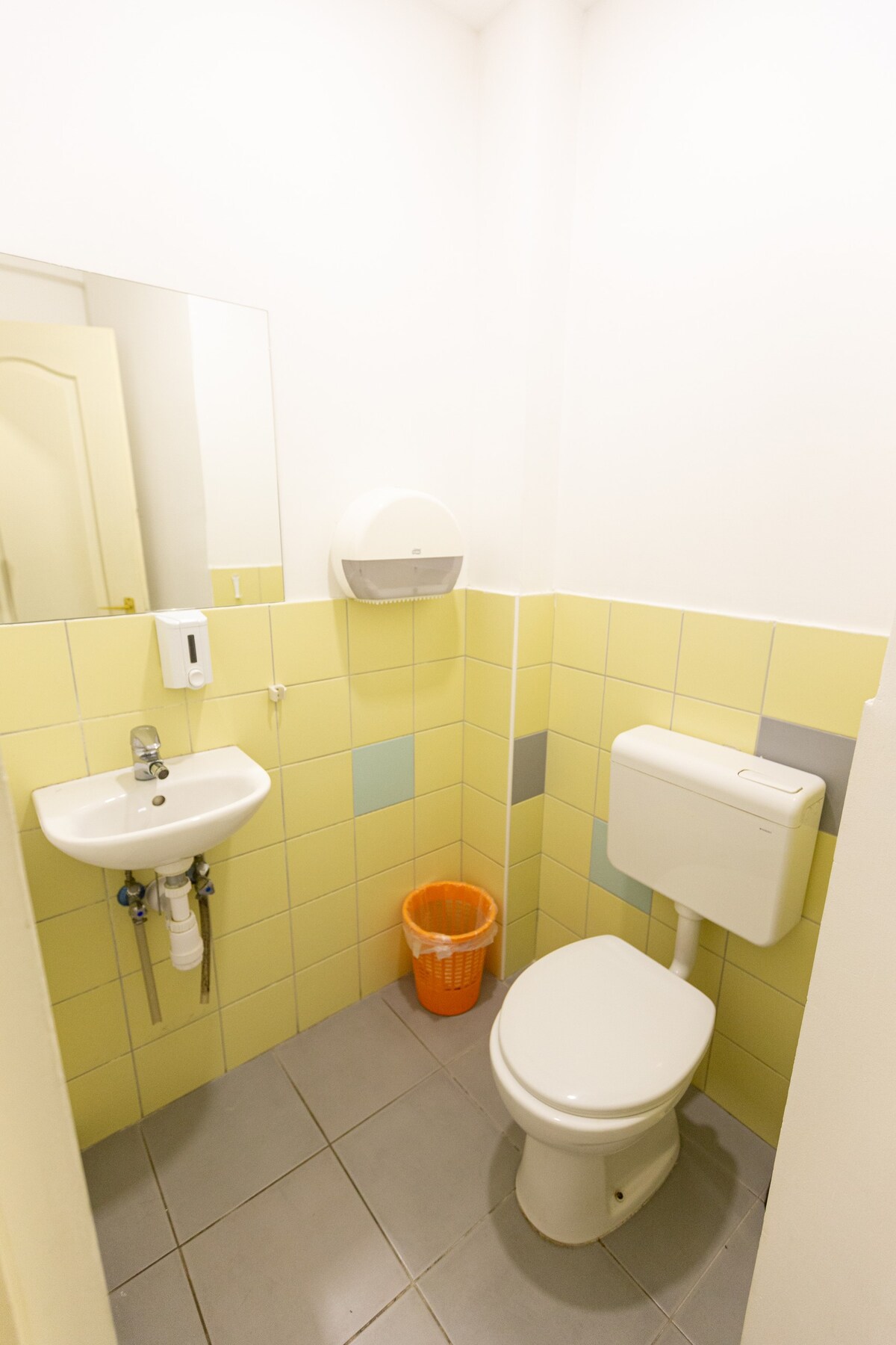 布达佩斯宽敞的共享厕所房间