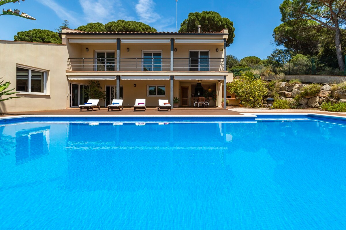 地中海别墅，带泳池，毗邻巴塞罗那