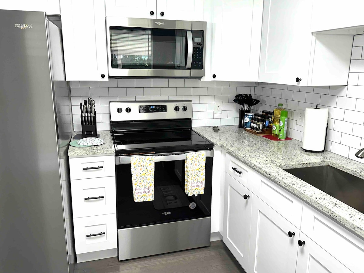 Cozy Getaway! Central Location | Xtra Kitchenette