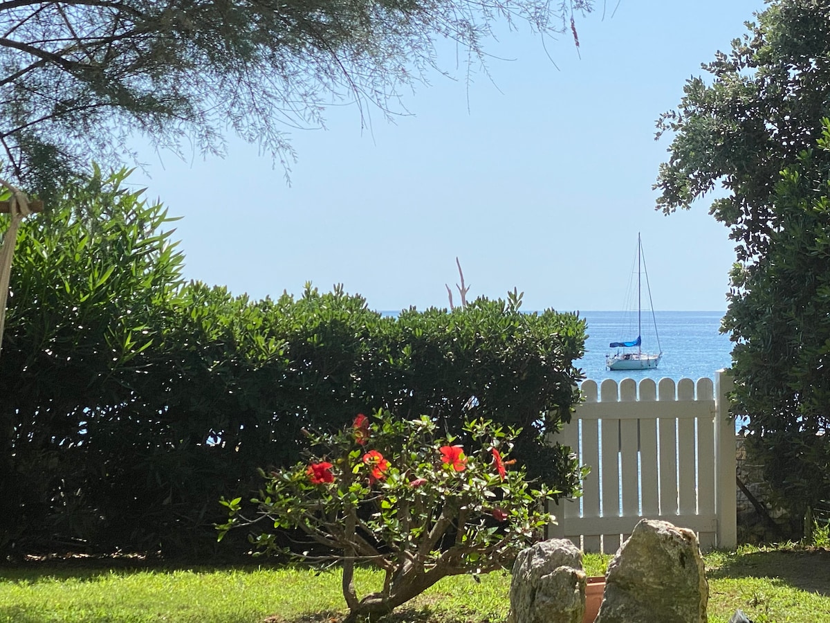 Villa in front of the sea with private garden