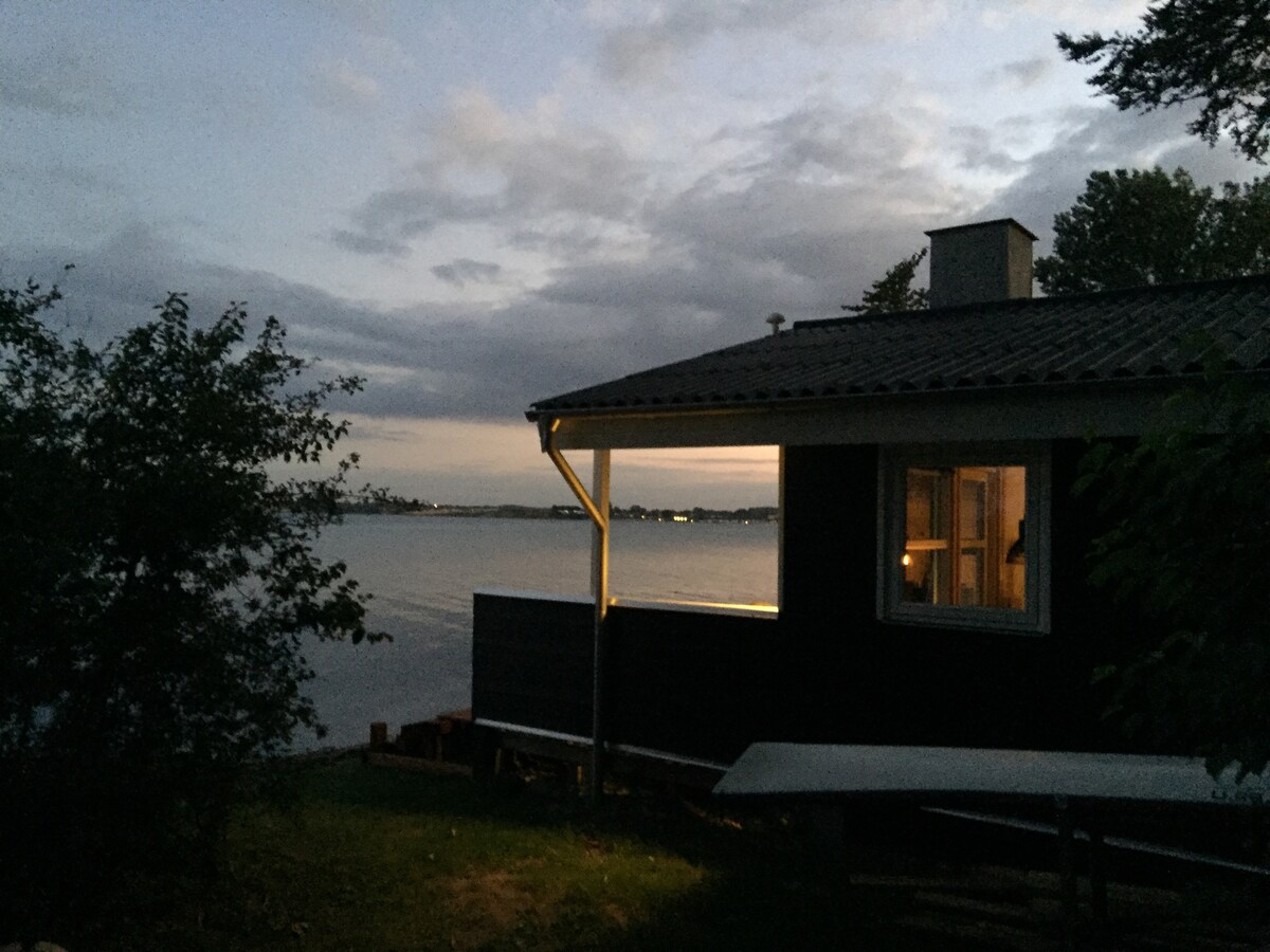 位于海滩上的漂亮小屋，可欣赏180度海景。