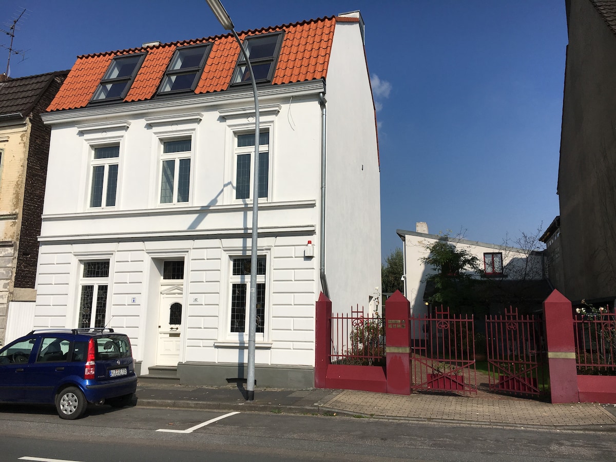 Gründerjahre Stadthaus Zimmer OG mit Bad und Sofa