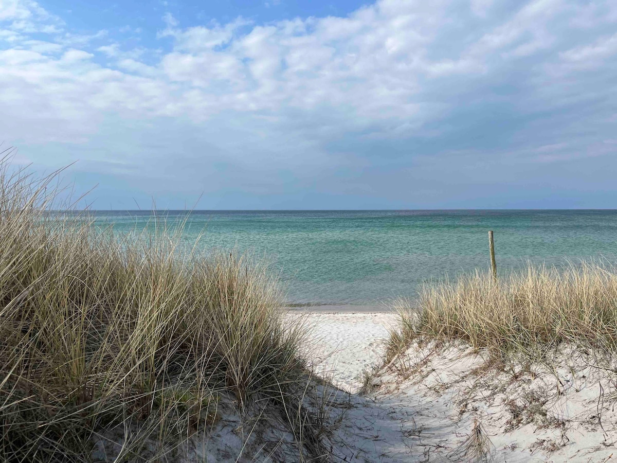 Nyrenoveret sommerhus på strandgrund