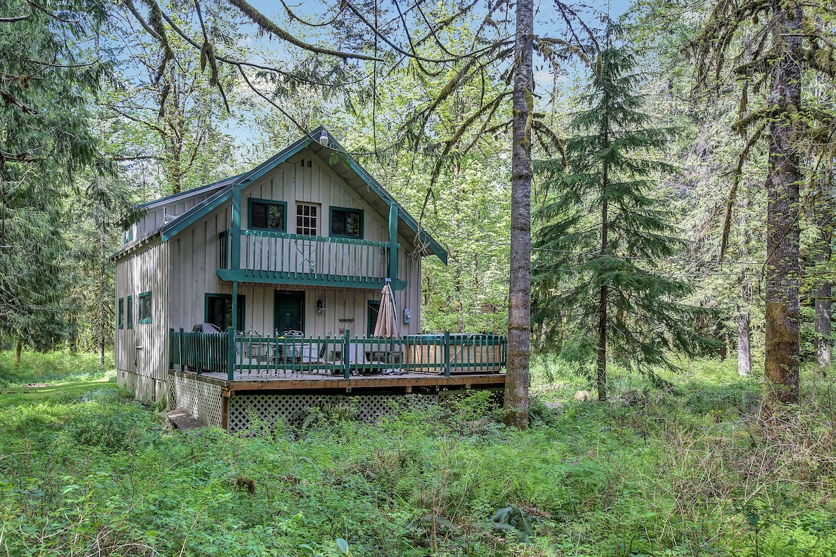 适合家庭/宠物入住的小木屋、三文鱼河、热水浴缸