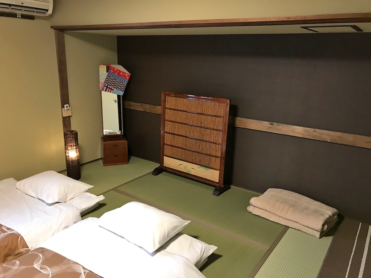 奈良町（ Nara-cho ）南入口处设有7.5榻榻米垫的日式客房「町屋客栈南町（ Machiya Guest House Namachi ）」，位于库凯（ Kukai ）边缘。