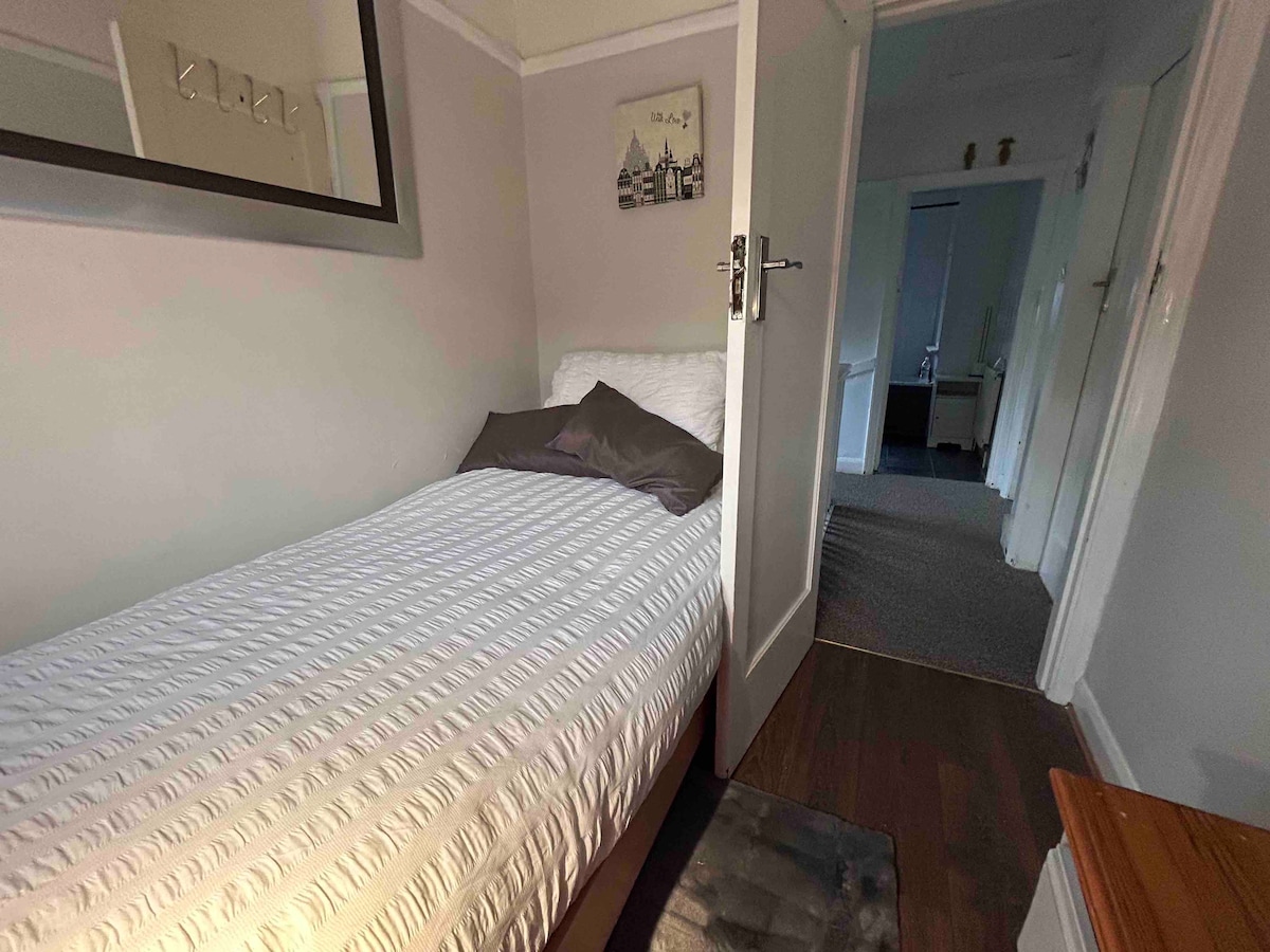 Home from home, single near2 Redditch town centre