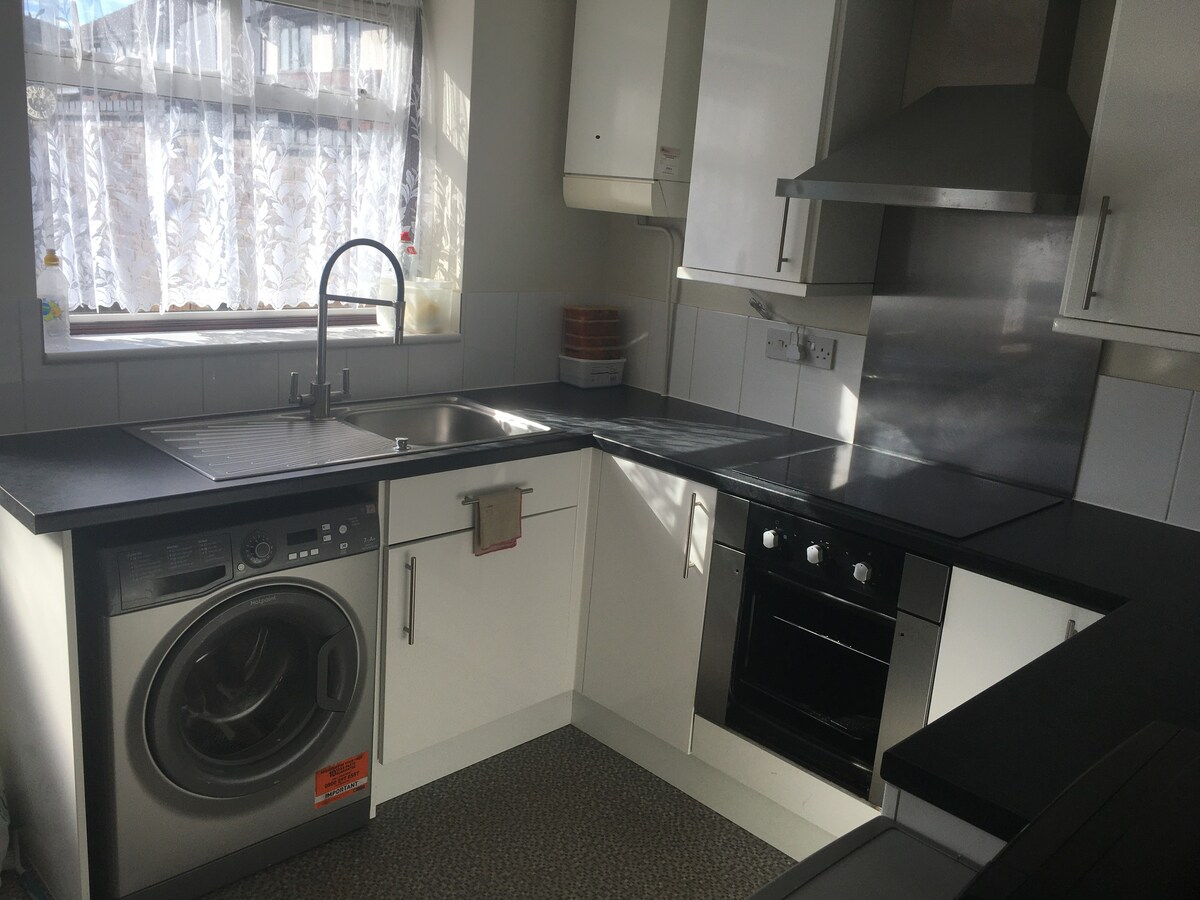 Double Room (Mid) - Two Mile Ash, Milton Keynes O