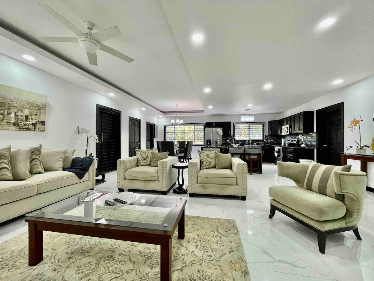 Luxurious one bedroom apartment in gated complex