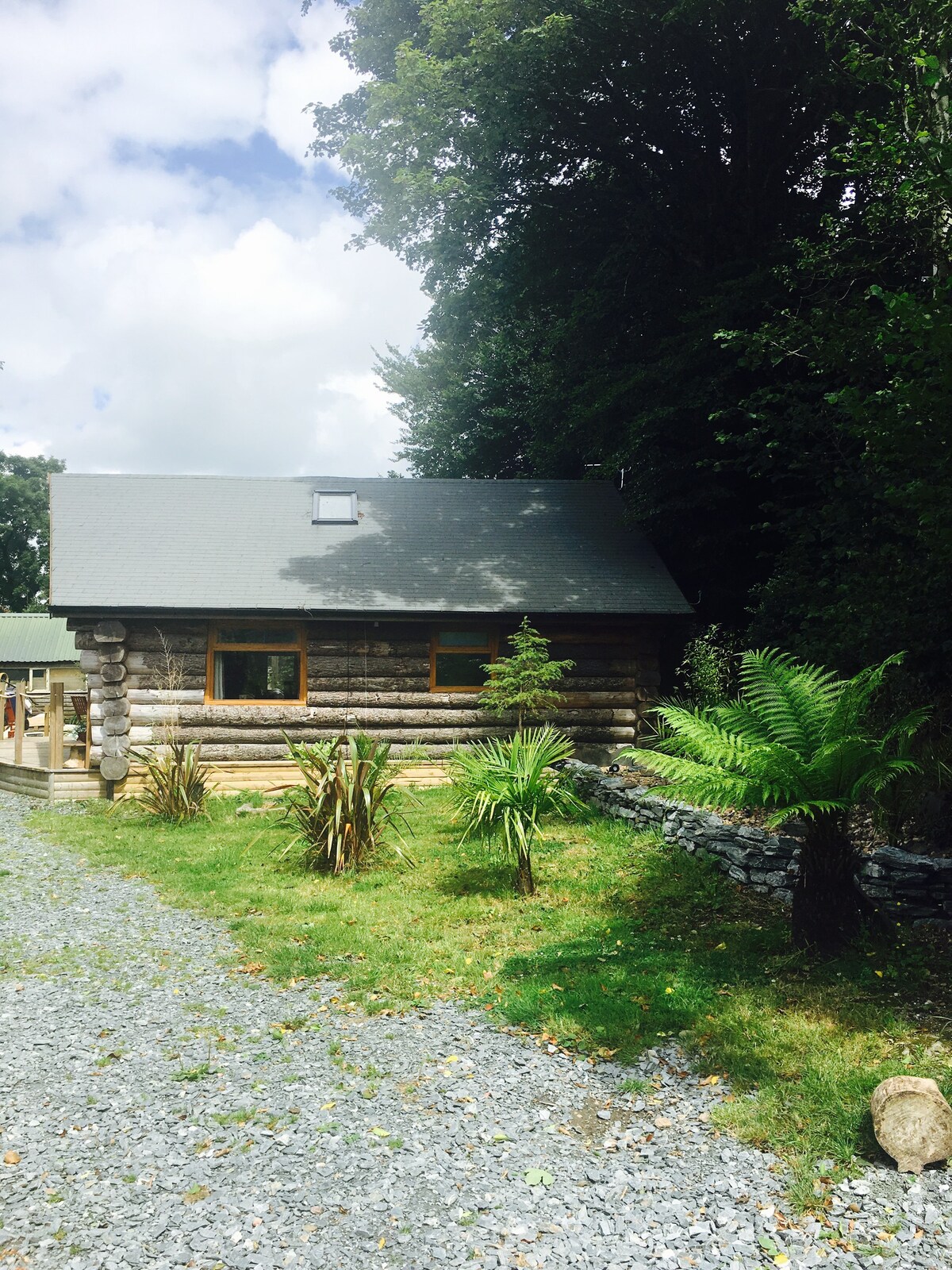 带私人热水浴缸的Devon Lodge小木屋。